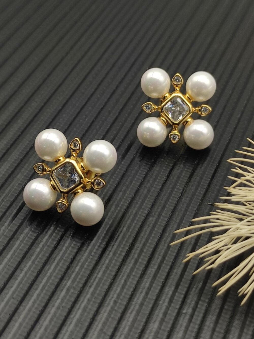 David Yurman Pyramid Pearl Earrings - Picture 7 of 8